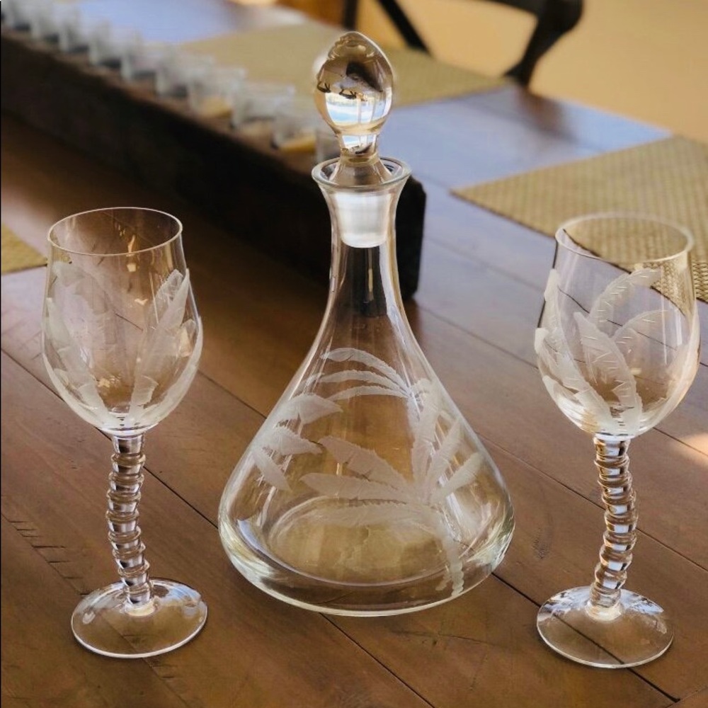 🌴Tommy Bahama Palm Decanter & 2 Wine Glasses🍷🍷